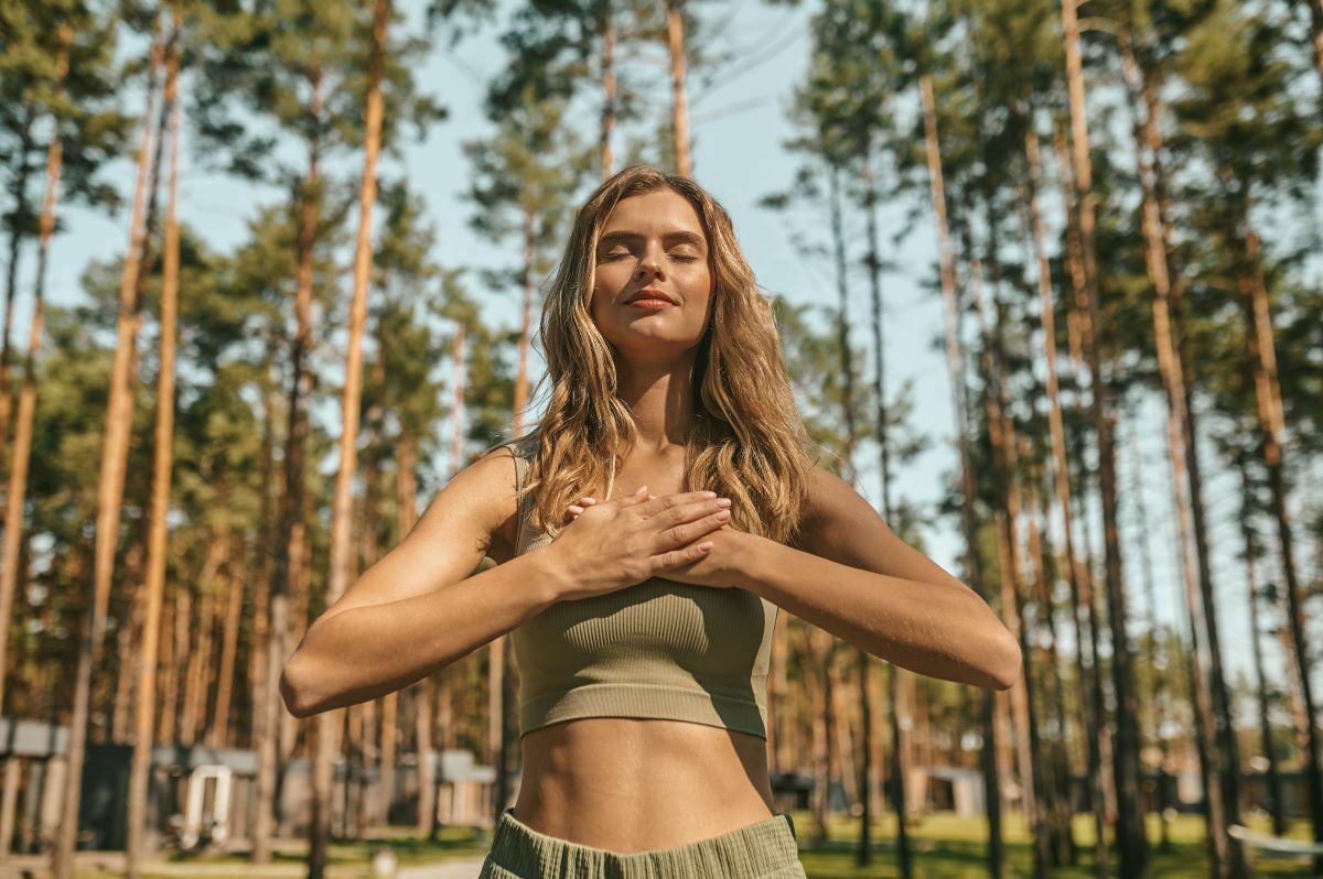 mujer_autocompasion_yoga
